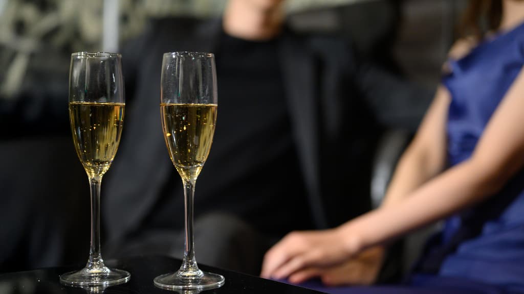 お酒に弱いホステス・キャバ嬢必見！酔っ払わない方法とは