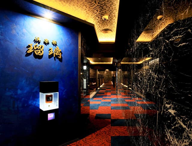天文館の高級キャバクラ『倶楽部 瑠璃（ルリ）』